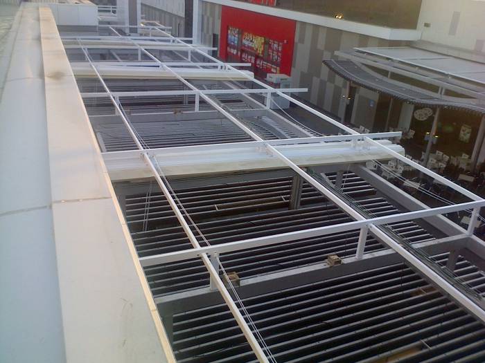 Toldos en lona plástica especial para lluvia de 450 mts en centro Comercial El Faro Badajoz. Trabajos realizados para Acciona Facility Services 
