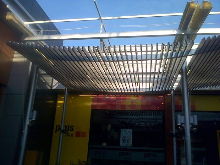 Toldos en lona plástica especial para lluvia de 450 mts en centro Comercial El Faro Badajoz. Trabajos realizados para Acciona Facility Services 