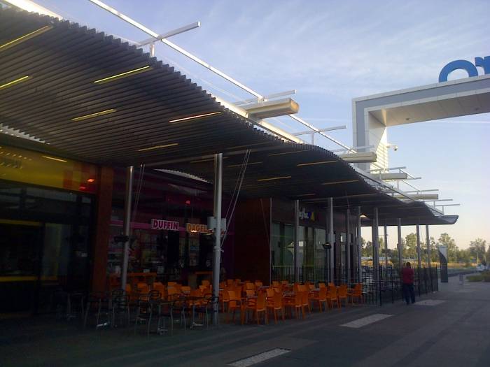 Toldos en lona plástica especial para lluvia de 450 mts en centro Comercial El Faro Badajoz. Trabajos realizados para Acciona Facility Services 