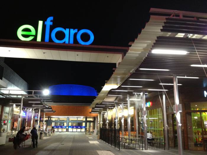 Toldos en lona plástica especial para lluvia de 450 mts en centro Comercial El Faro Badajoz. Trabajos realizados para Acciona Facility Services 