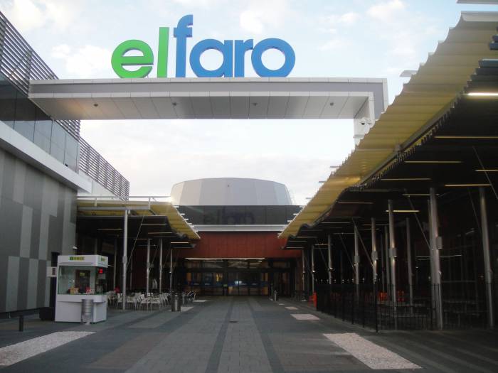 Toldos en lona plástica especial para lluvia de 450 mts en centro Comercial El Faro Badajoz. Trabajos realizados para Acciona Facility Services 