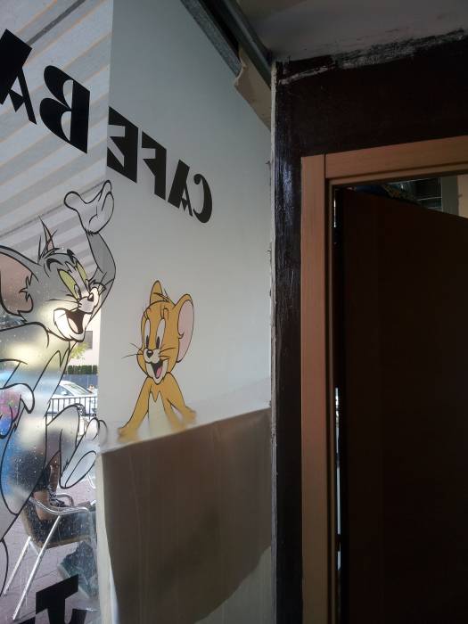 Tom y Jerry Sevilla.  Rotulación de vinilos en impresión digital y al ácido