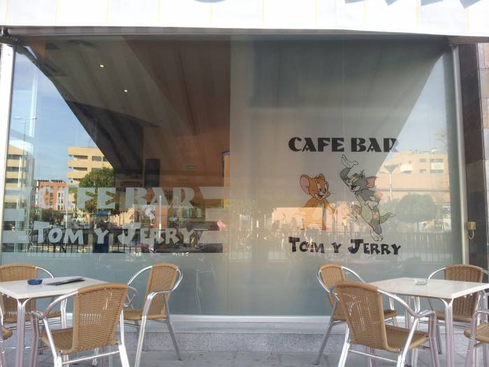 Tom y Jerry Sevilla.  Rotulación de vinilos en impresión digital y al ácido