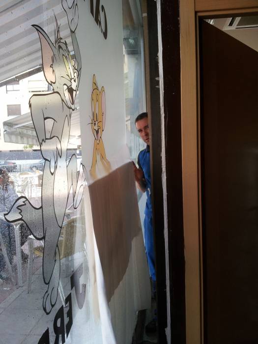Tom y Jerry Sevilla.  Rotulación de vinilos en impresión digital y al ácido