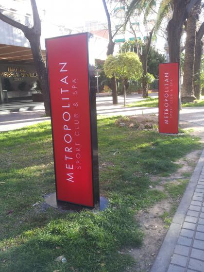 Totem luminoso. Metropolitan Sport Club & Spa, Sevilla