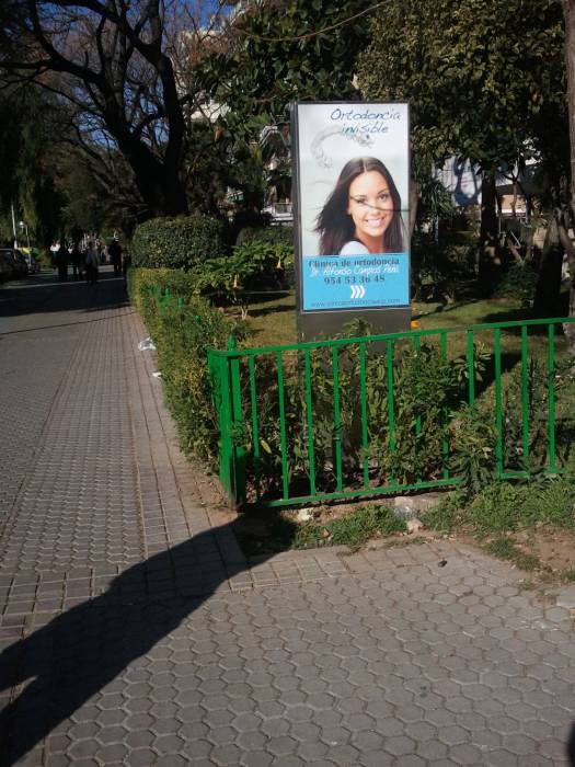 Totem monolito luminoso en acero inoxidable. Cl&iacute;nica Ortodoncia Alfonso Campos Pe&ntilde;a Sevilla