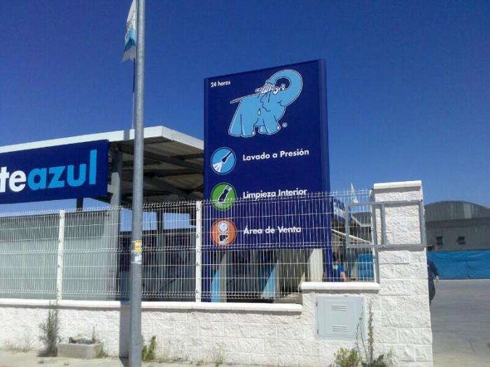Totem rotulado Elefante azul Las Norietas, Dos Hermanas Sevilla