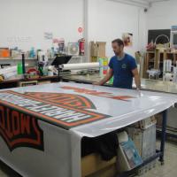 Reposición de lonas nuevas, rotuladas con vinilos traslúcidos. Cubo de Herley Dadvison Sevilla