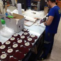 Residencia Militar de Estudiantes San Hermenegildo, Sevilla. metopa en madera y escudo en cer&aacute;mica pintada