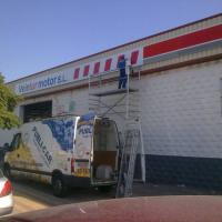 Rotulación de fachada Veintur motor SL Sevilla