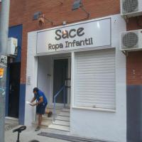 Rotulación de frente de chapa. Sace Ropa Infantil, Sevilla