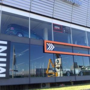 Rotulación de vinilos en impresión digital laminado. San Pablo Motor Mini Sevilla