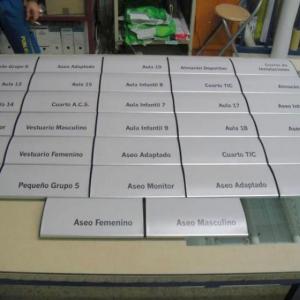 Rótulo cartel Cartelería lamas aluminio, servicios del Estado y Juanta de Amdalucía