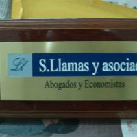 Rótulo cartel con rotulación S. Llamas & Asociados, Abogados y Economistas Sevilla