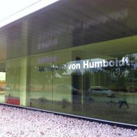 Rótulo cartel letras corpóreas. Edificio Alexander Von Humboldt, Universidad Pablo de Olavide Sevilla