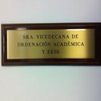 Rótulo cartel en madera y latón Universidad de Sevilla