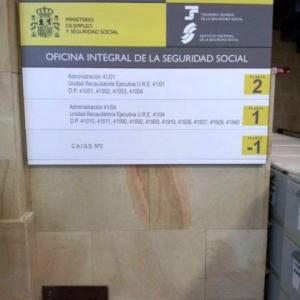 Rótulo cartel Oficinas de la Seguridad Social de la C/ Niebla en Sevilla. Trabajos realizados para Silva y Vilches.