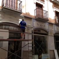 Rótulo luminoso corpóreo. La Sureña en Granada capital. Cajón coprpóreo