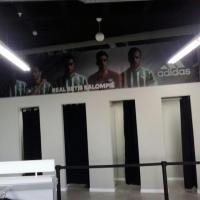 Cartel lona publicitaria de Gran formato. Tienda Ofical del Real Betis Balompie. Trabajos realizados para Arquitectura ferial de la madera SL