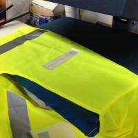 Chalecos de alta visibilidad homologados y serigrafiados y transfer textil. Api Movilidad Sevilla