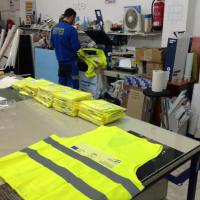 Chalecos de alta visibilidad homologados y serigrafiados y transfer textil. Api Movilidad Sevilla