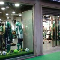 Decoración Tienda Ofical del Real Betis Balompie. Trabajos realizados para Arquitectura ferial de la madera SL