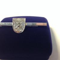 Hermandad de Antiguos Caballeros de la Legi&oacute;n. Pisacorbatas en plata grabada