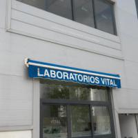 Laboratotios Vital Sevilla. Rotulación de vinilos en impresión digital y al ácido