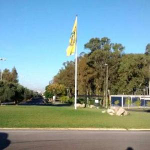 Mástil de 9 mts con bandera de la Universidad Pablo de Olavide, Sevilla 
