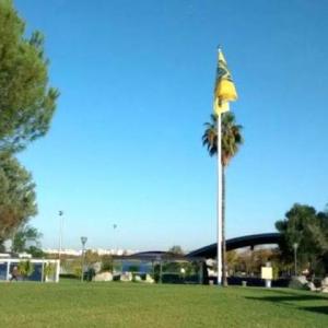 Mástil de 9 mts con bandera de la Universidad Pablo de Olavide, Sevilla 