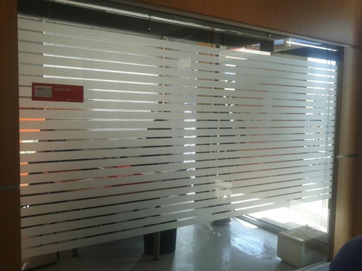 Banco Santander Granada. Trabajos para Cacelia. Rotulación de vinilos al ácido. 