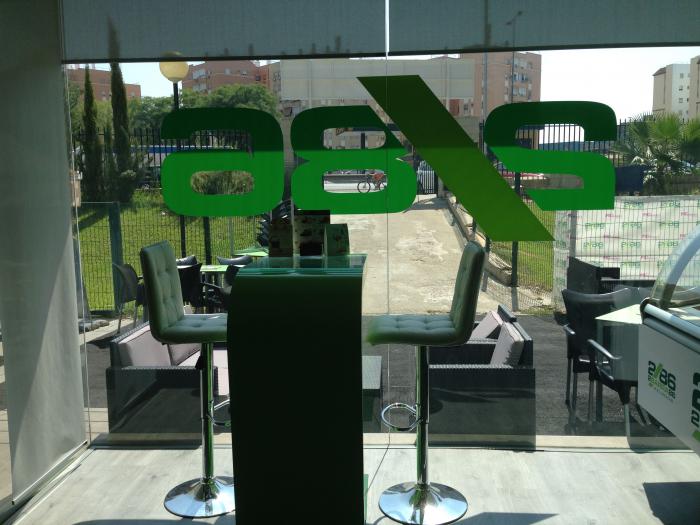 2/86 Bar de copas en Montequinto. Trabajos realizados GESTI&Oacute;N T&Eacute;CNICA Y DECORACI&Oacute;N SLU. Rotulaci&oacute;n de vinilos