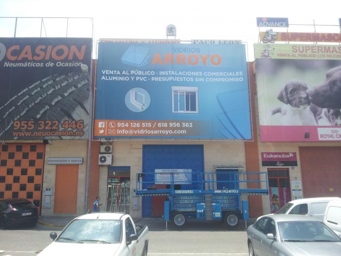 Cartel lona publicitaria de Gran formato de 10.5x7 mts tensada sobre marco. Vidrios Arroyo Montequinto Sevilla