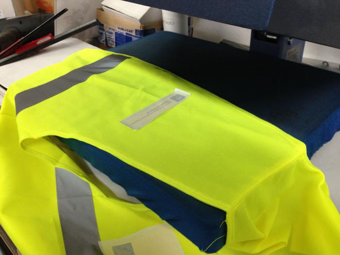 Chalecos de alta visibilidad homologados y serigrafiados y transfer textil. Api Movilidad Sevilla