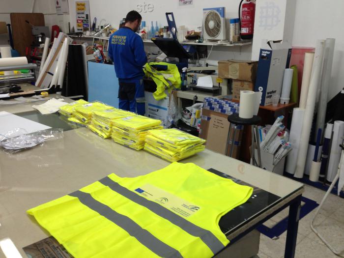 Chalecos de alta visibilidad homologados y serigrafiados y transfer textil. Api Movilidad Sevilla