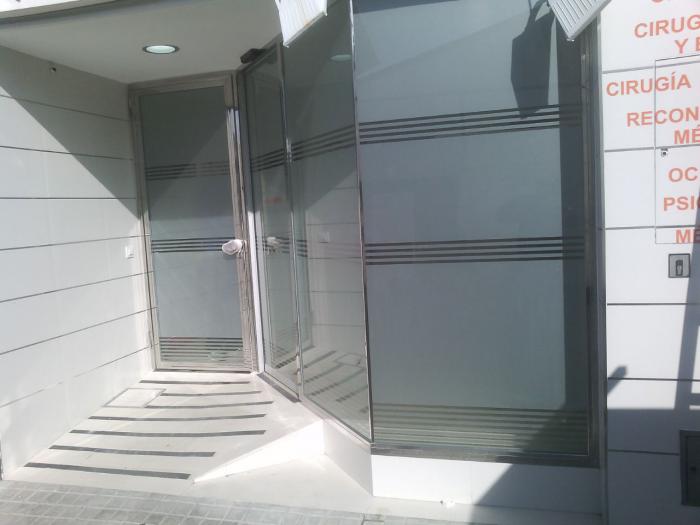 Cl&iacute;nica Carmona Sevilla. Rotulaci&oacute;n de vinilos al &aacute;cido