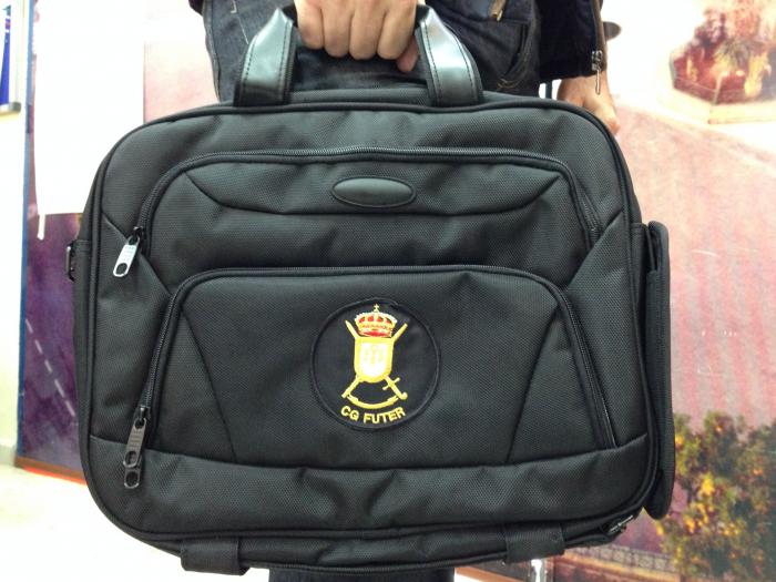 Cuartel General de la Fuerza Terrestre Sevilla ( Futer ). Malet&iacute;n con escudo bordado