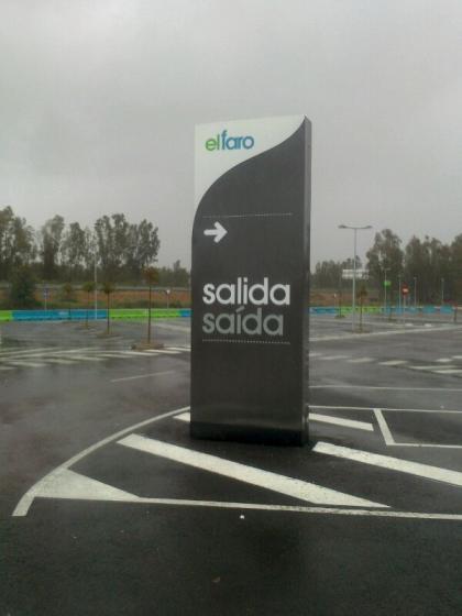 Fabricaci&oacute;n de totem. R&eacute;plica de los existentes. Centro Comercial El Faro Badajoz