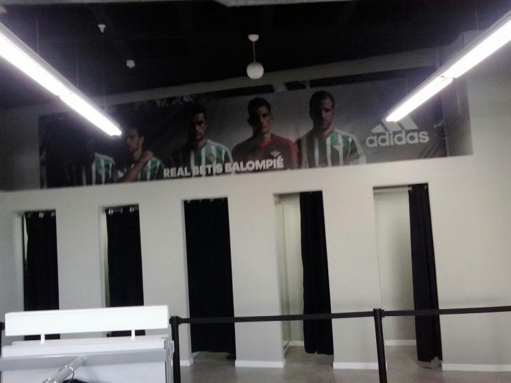 Fotomural en lona Tienda Ofical del Real Betis Balompie. Trabajos realizados para Arquitectura ferial de la madera SL