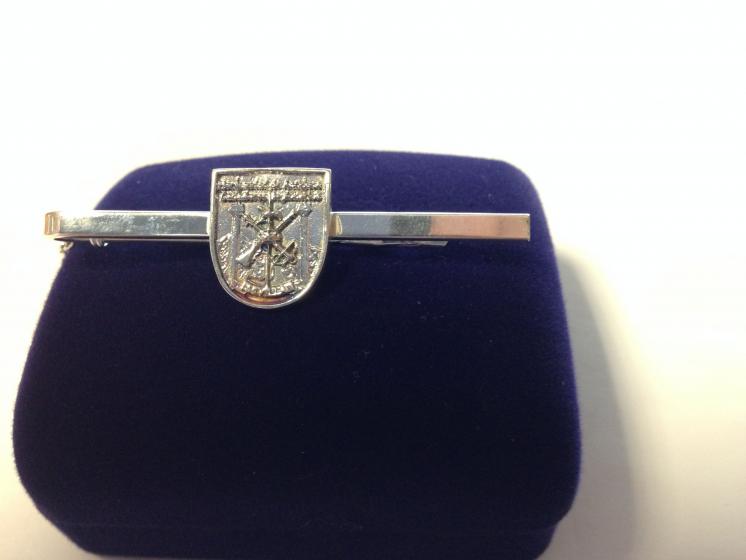 Hermandad de Antiguos Caballeros de la Legi&oacute;n. Pisacorbatas en plata grabada