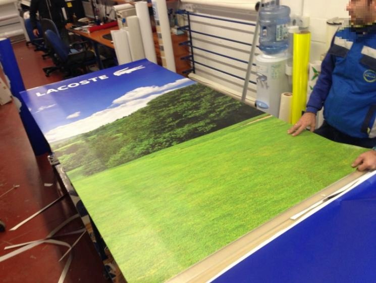 Impresión digital sobre vinilo. Stand de lacoste para Visón Óptica Bellavista Sevilla.