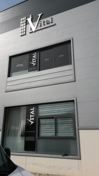 Laboratotios Vital Sevilla. Rotulación de vinilos en impresión digital y al ácido