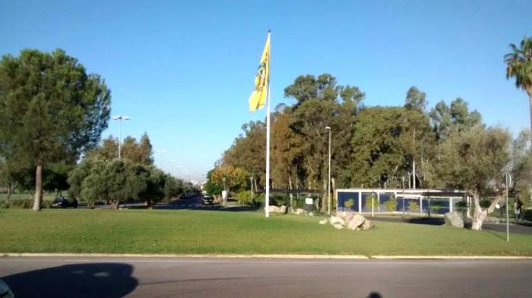 Mástil de 9 mts con bandera de la Universidad Pablo de Olavide, Sevilla 