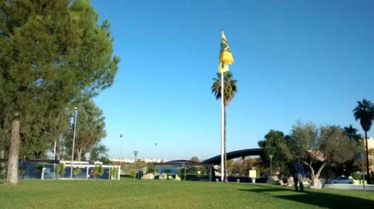 Mástil de 9 mts con bandera de la Universidad Pablo de Olavide, Sevilla 
