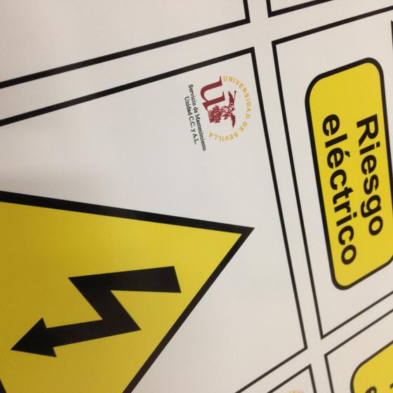 Pictogramas de vinilos para puertas y ventanas. Adhesivos riesgo el&eacute;ctrico. Universidad de Sevilla