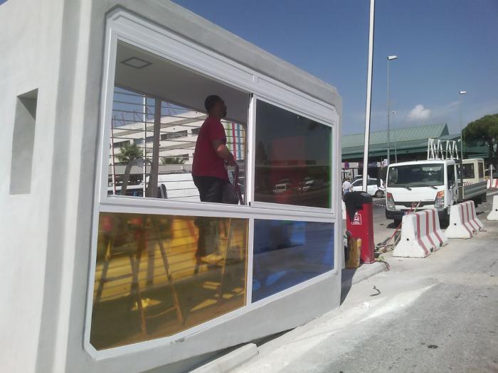 Rotulación de Cabinas de entrada a Mercasevilla. Trabajos realizados para Nicolás Escalona Construcciones.  Rotulación de vinilos traslúcidos