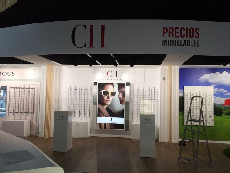 Rotulación fotomural Visual Óptica en Expo Local Bellavista Sevilla. Lacoste, Ray ban, Carolina Herrera, Bogue, Oakley, Tous, Carrera
