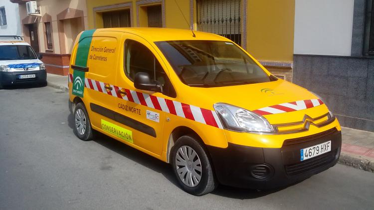Rotulación de furgoneta en vinilo de corte. API Movilidad Zona Cádiz Norte