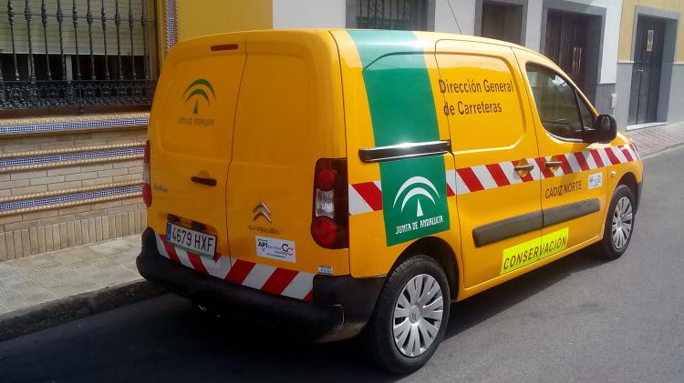 Rotulación de furgoneta en vinilo de corte. API Movilidad Zona Cádiz Norte