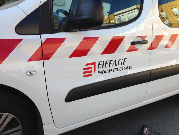 Rotulación de furgoneta en vinilo de corte. Eiffage Infraestructuras mantenimiento de carrteras Sevilla